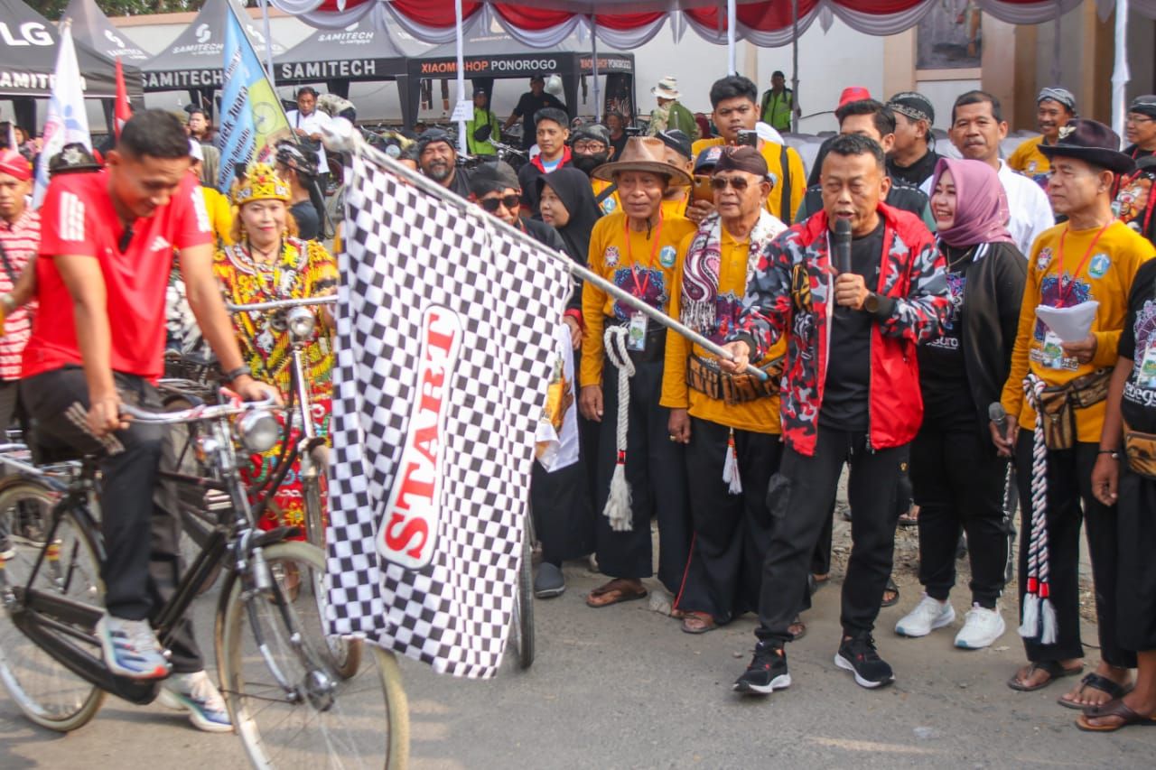 Ribuan Onthelis Ikuti Parade Sepeda Tua Nusantara ke-IV di Grebeg Suro 2025 di Ponorogo
