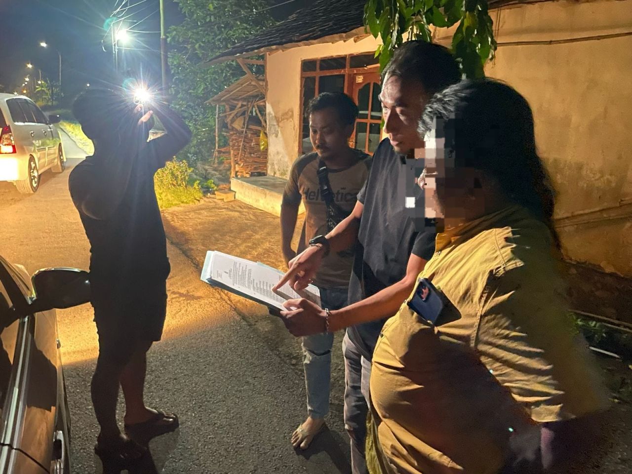 Petugas saat meriksa dokumen-dokumen perkerja yang mau dijadikan sebagai tenaga migran di Malaysia