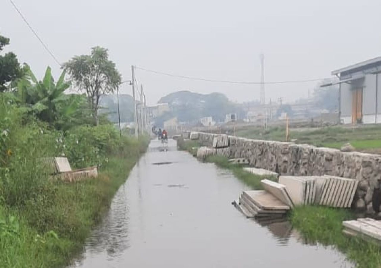 Nampak gelangan air akibat tiga titik saluran irigasi terurug proyek lahan milik PT ALP Petro Industry
