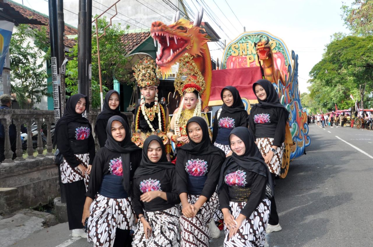 Pawai Lintas Sejarah Grebeg Suro, SMKN 2 Ponorogo Tampilkan Raja Rakai Wijaya