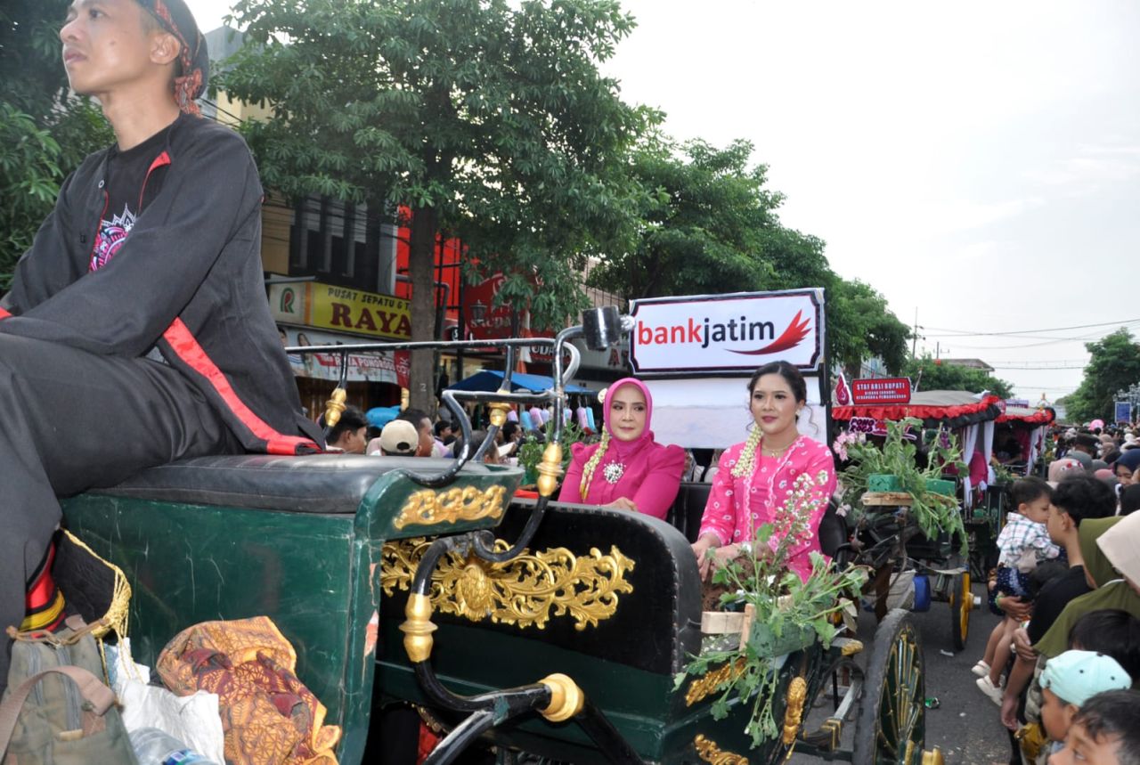 Bank Jatim Meriahkan Kirab Pusaka Pawai Lintas Sejarah Grebeg Suro 2025 Naik Kuda