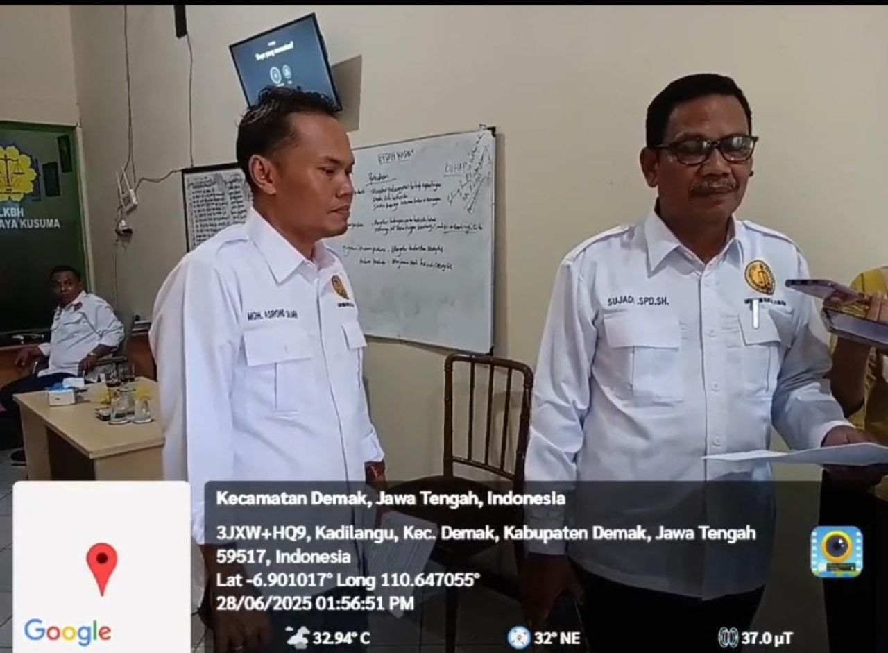 Kuasa Hukum Kusmanto, Sujadi, S. Pd, SH saat memberikan keterangan dikantor LKBH Bima Wijaya Kusuma