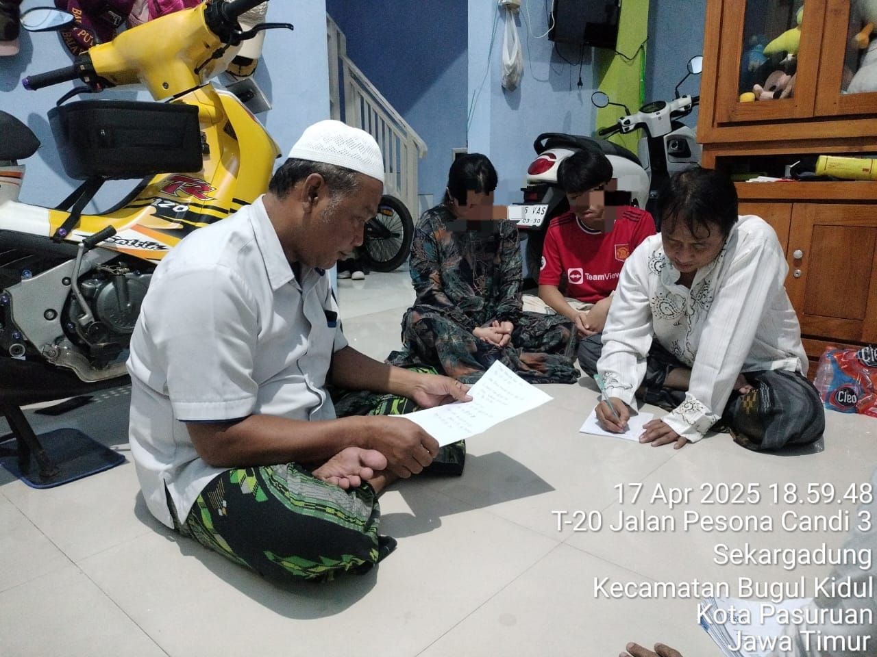 Terlapor saat membuat surat pernyataan di rumahnya