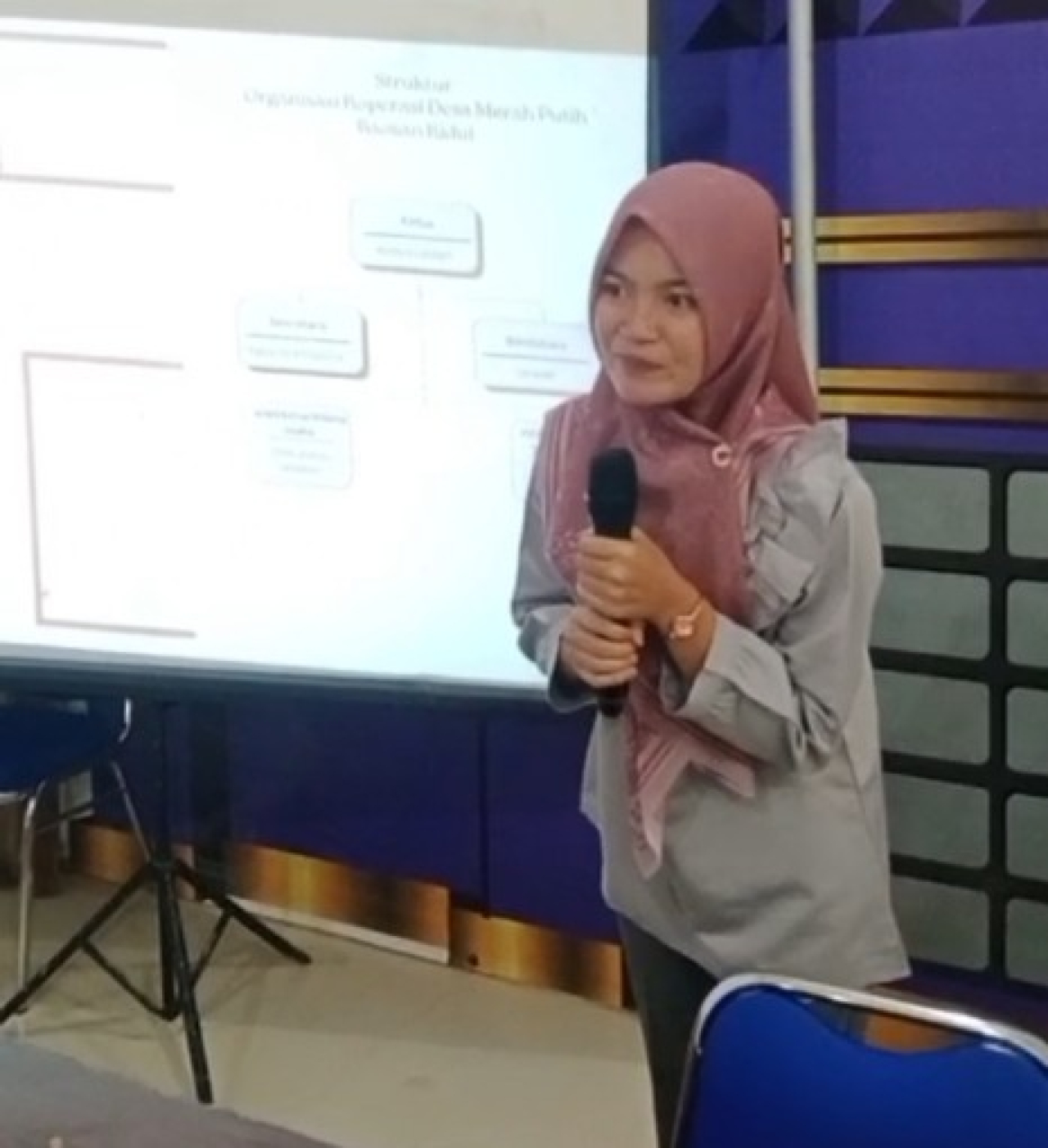 Widia Lestari S.Pd. Ketua KDMP Baosan kidul Saat persentasi