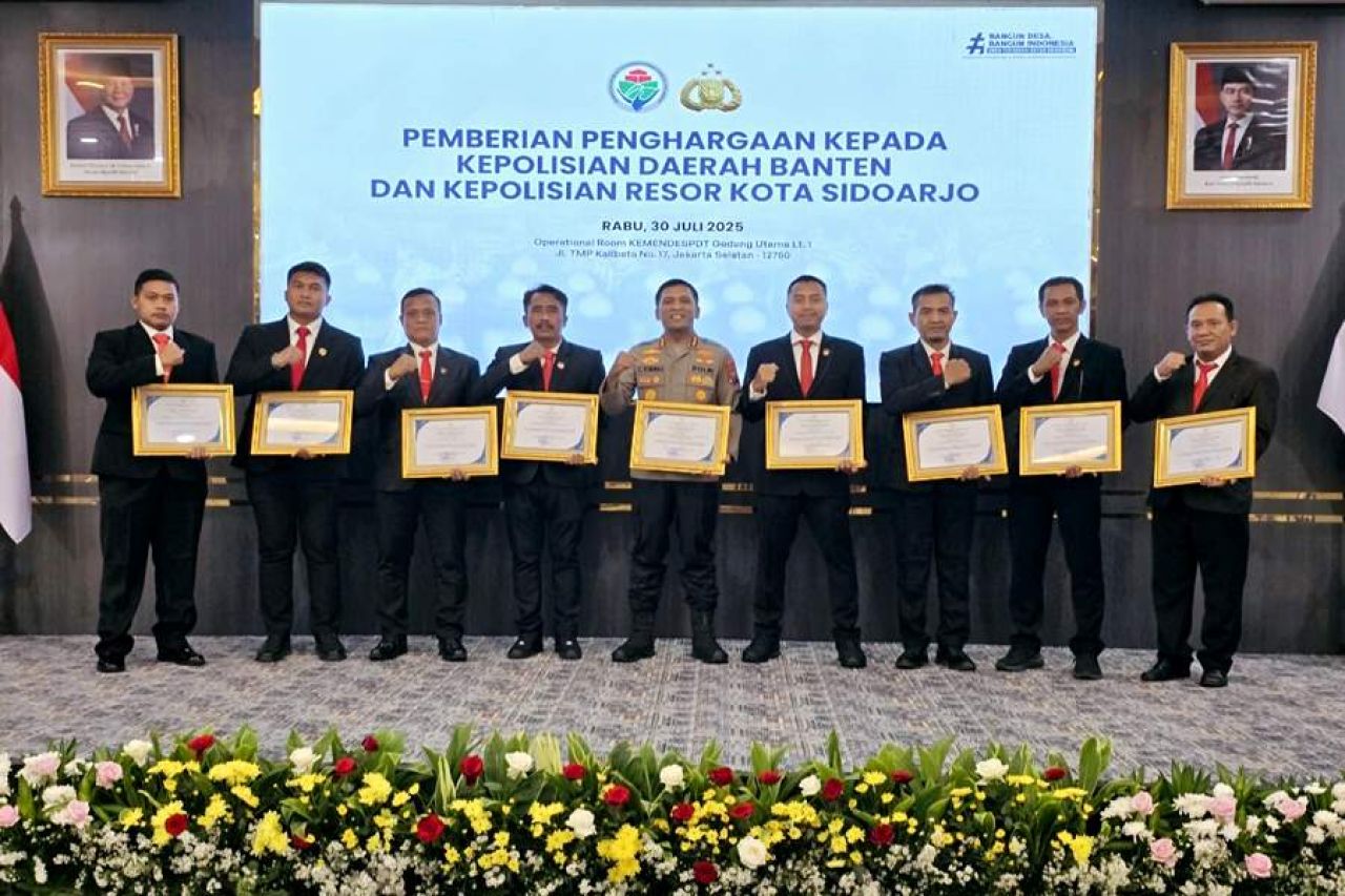 Kapolresta Sidoarjo, Kombes Pol. Christian Tobing, menerima penghargaan
