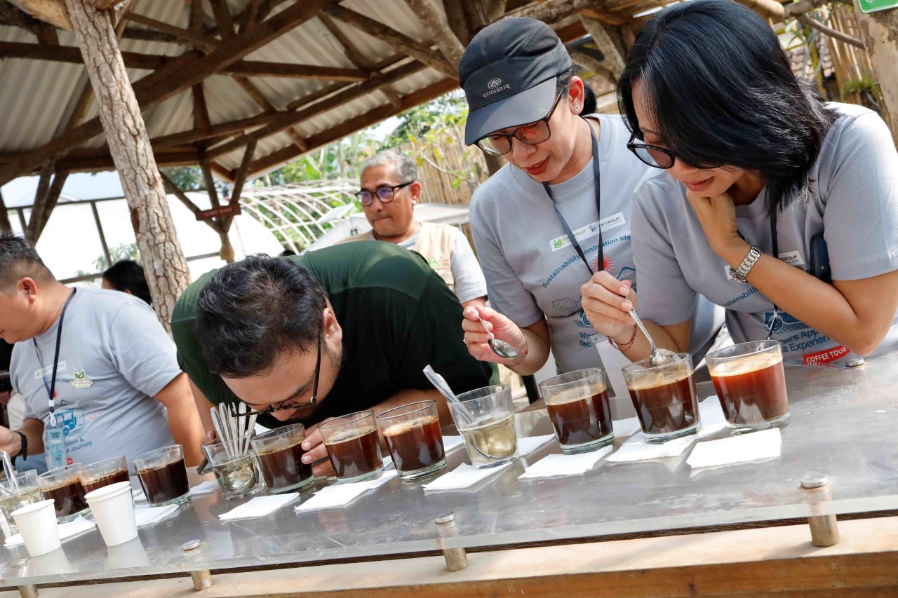 Cupping Kopi menjadi salah satu dari rangkaian agenda peserta Sustainability Innovation Ideas (SII) & Media Experiential Journey 2024 di mana peserta diajak untuk belajar observasi rasa dari kopi dengan cara mencicipi kopi melalui indera penciuman dan ind