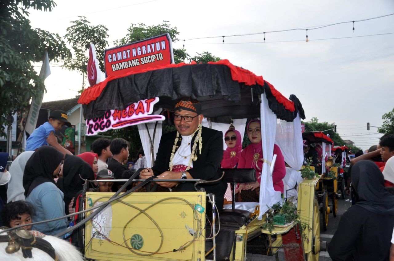 Menaiki Kereta Kuda Camat Ngrayun dan Istri Ikuti Kirab Pusaka Pawai Lintas Sejarah Grebeg Suro 2025