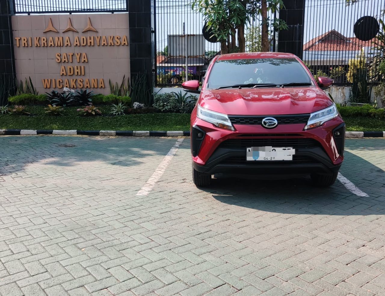 Mobil dikendarai empat orang panitia PT SL Desa Wonosari diperiksa penyidik parkir dihalaman kantor Kejari Kabupaten Pasuruan