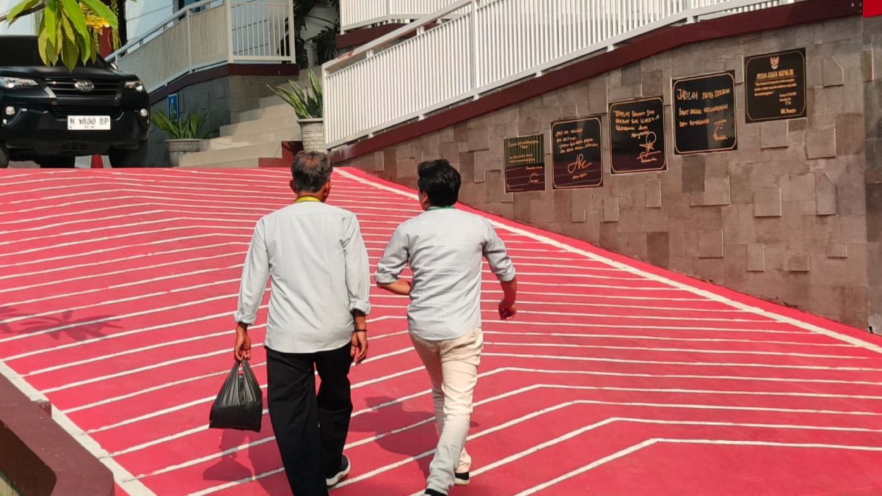 Dua orang panitia PT SL Desa Wonosari saat penuhi panggilan tim penyidik Kejari Kabupaten Pasuruan atas kasus dugaan pungli senilai Rp 1,2 miliar  Pasuruan