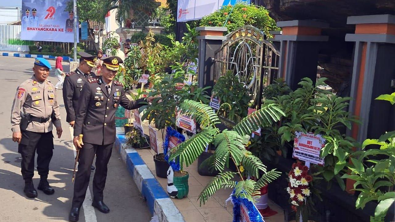 Ratusan Bibit Tanaman Jadi Ucapan HUT Bhayangkara Ke 79 Di Ponorogo