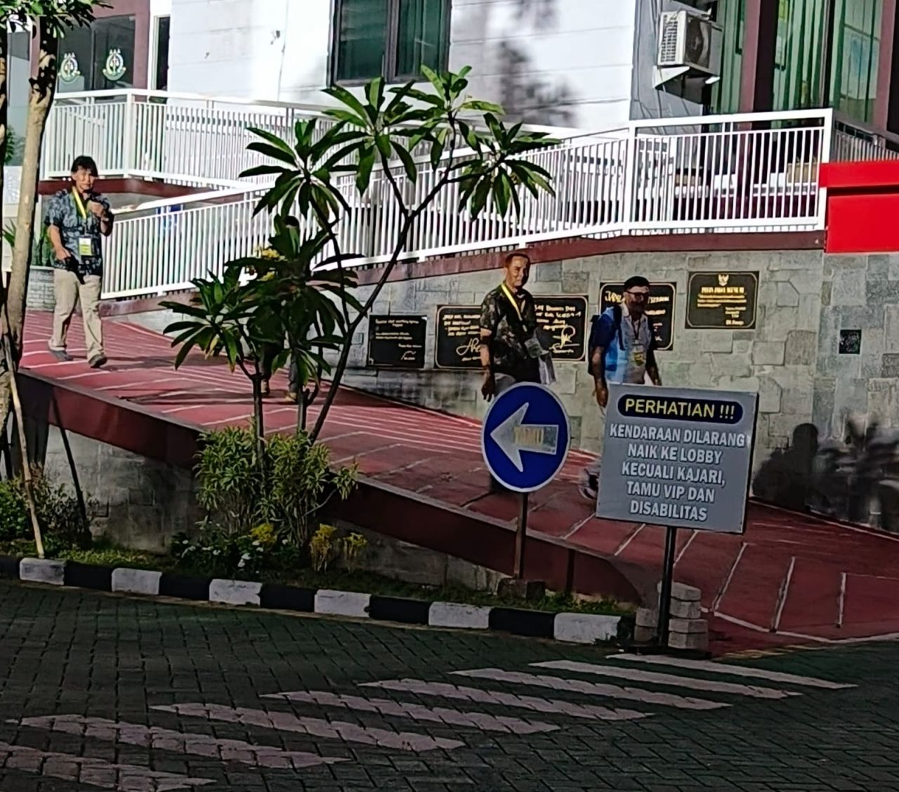 empat orang usai diperiksa Kejari