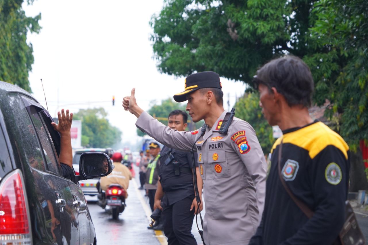 Polres Ponorogo Kawal Ribuan Warga PSHWTM Saat Suran Agung di Madiun