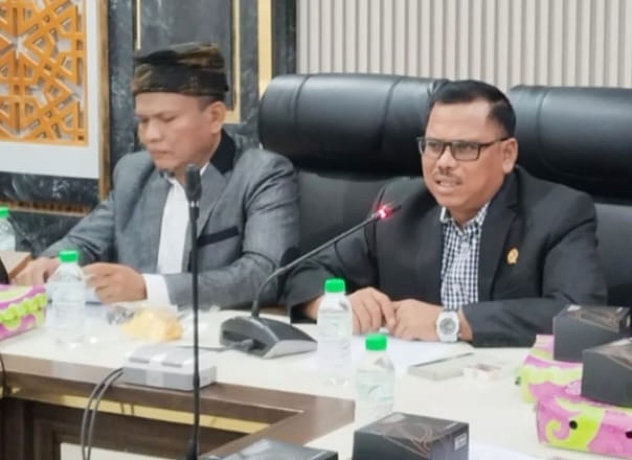 Ketua DPRD Kabupaten Pasuruan, Samsul Hidayat bersama Ketua Komisi I Rudi Hartono saat menerima keterangan pres di hadapan awak media