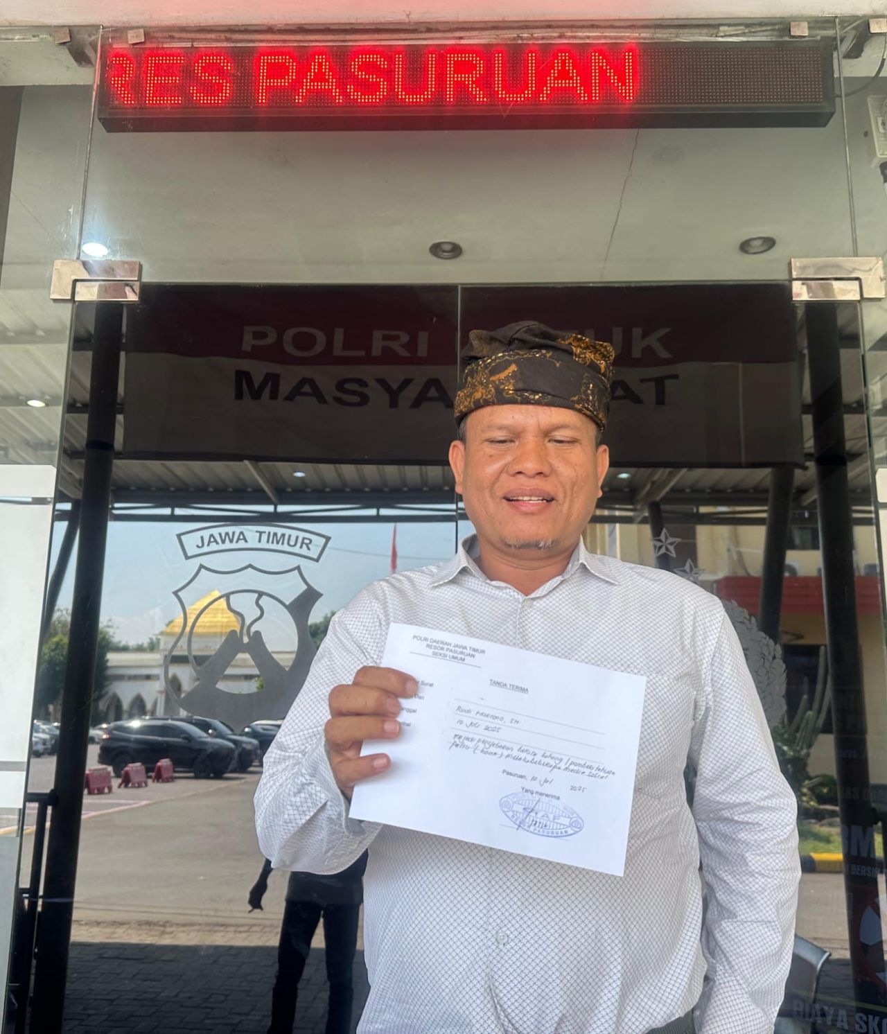 Rudi Hartono Ketua Komisi I DPRD Kabupaten Pasuruan usai melaporkan sejumlah media di Polres Pasuruan.