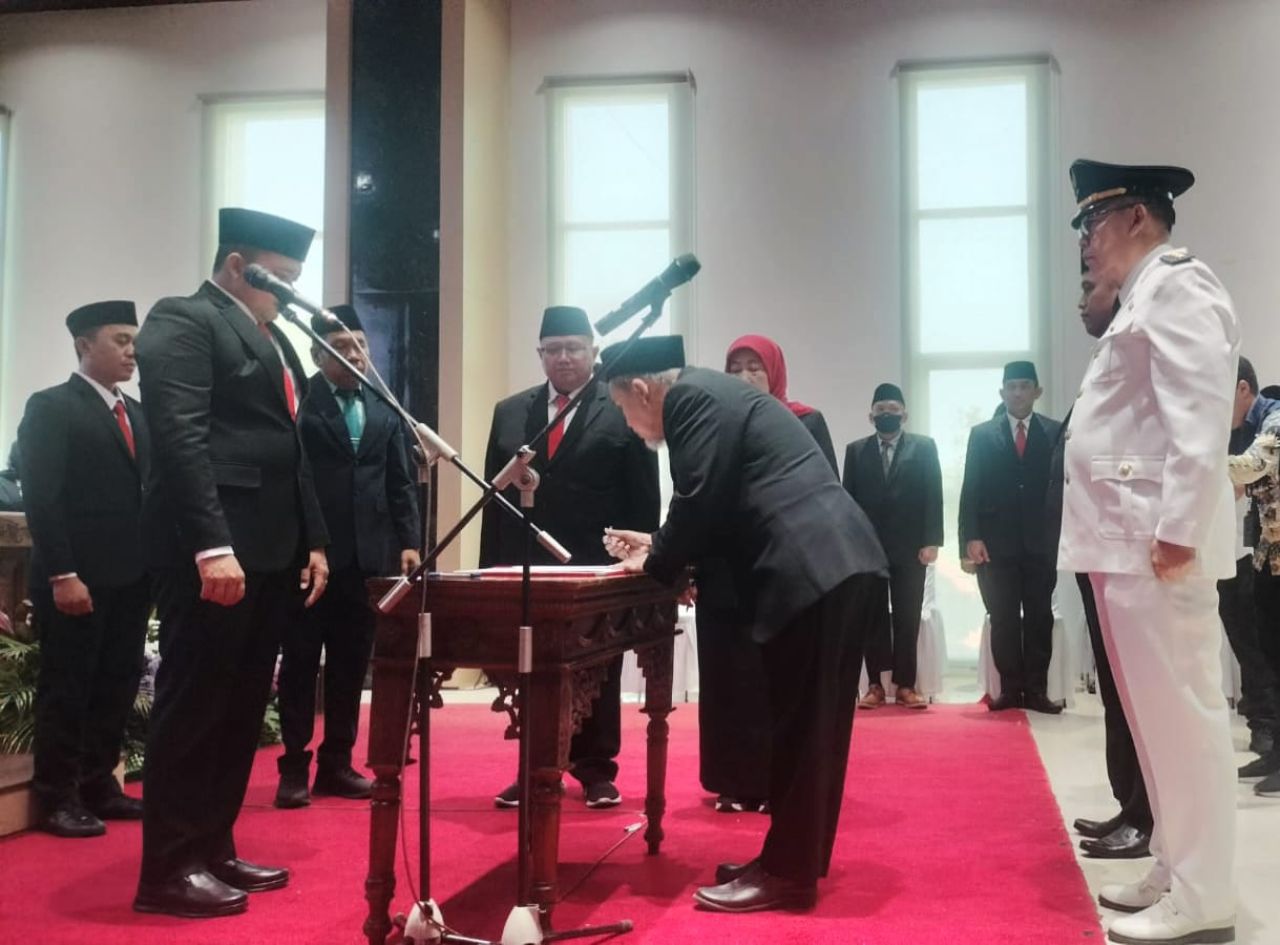 Rusdi Sutejo Bupati Pasuruan saat melantik pejabat di lingkungan Pemkab Pasuruan