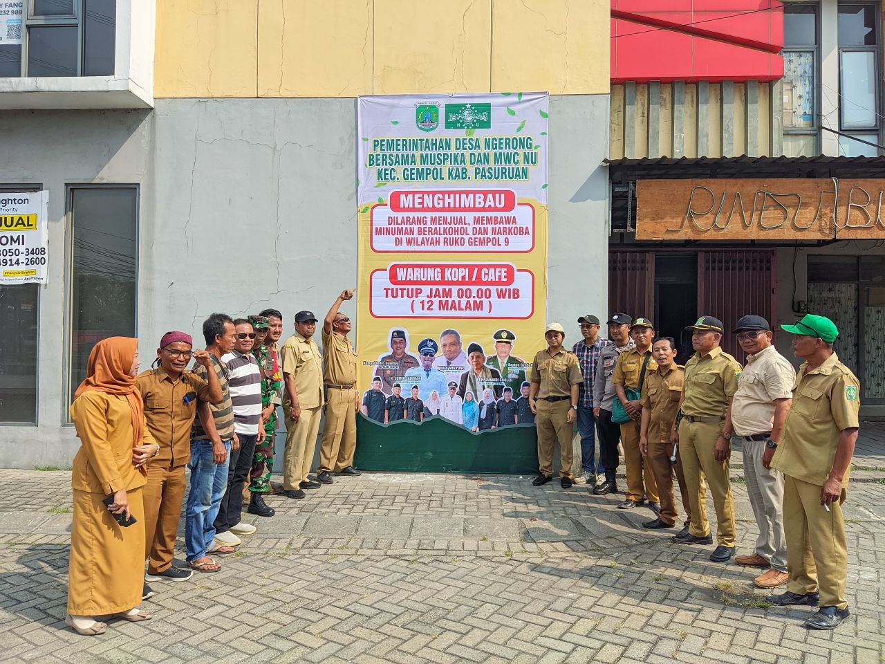 Pemdes Ngerong bersama muspika setempat memasang banner himbauan di kawasan Ruko Gempol 9