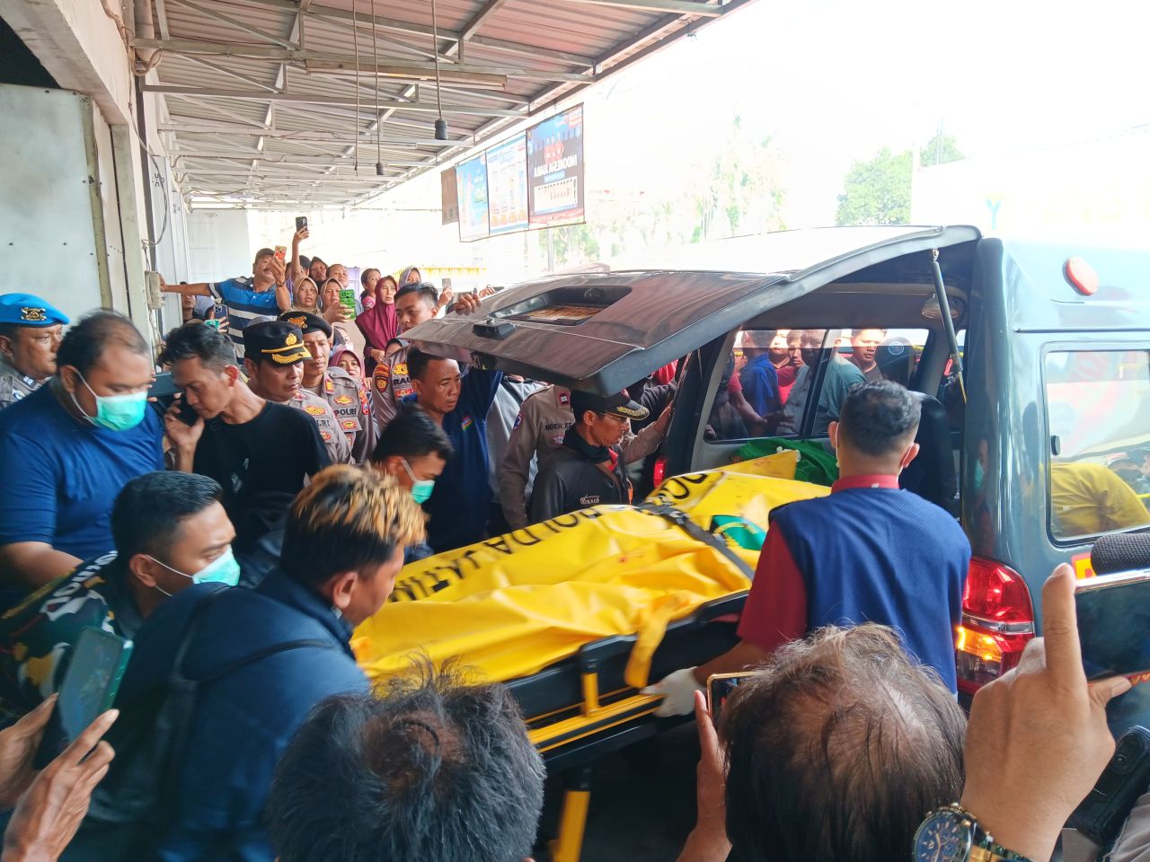 Petugas saat melakukan evaluasi jasad korban