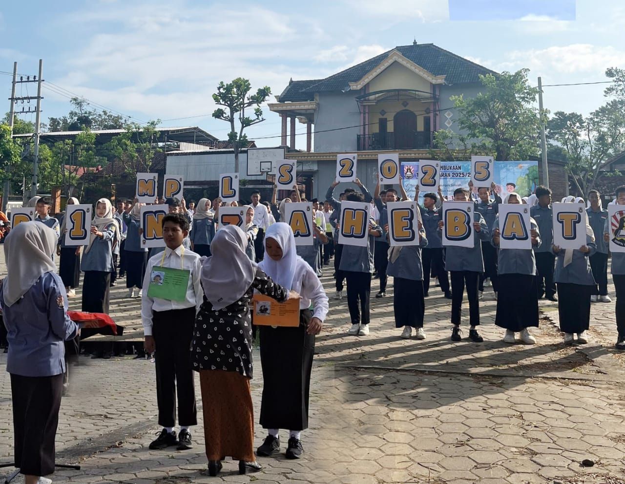 Awali  Tahun Ajaran Baru 2025/2026 SMPN 1 Sawoo Gelar MPLS Ramah