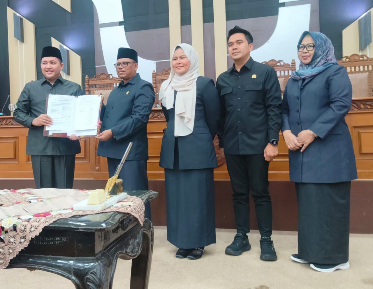 Ketua DPRD Kabupaten Pasuruan Samsul Hidayat bersama unsur pimpinan serta Bupati Pasuruan Rusdi Sutejo tunjukan pengesahan tiga Raperda Non APBD