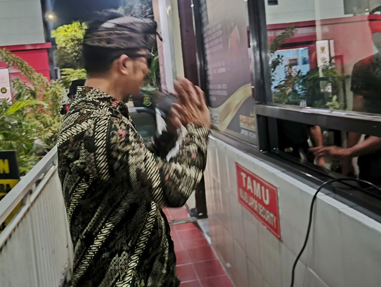 Kades Wonosari Kecamatan Tutur berenisial H usai diperiksa penyidik Pidsus Kejari Kabupaten Pasuruan soal kasus dugaan pungli PT SL senilai Rp 1,2 miliar