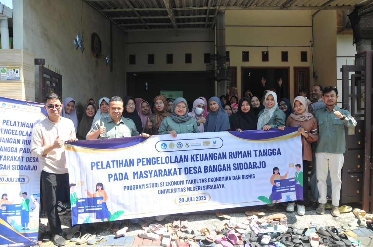 Dosen FEB Unesa dan peserta pelatihan di Desa Bangah