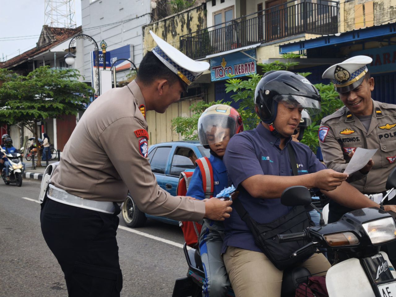 Bukan Tilang, Ini Cara Humanis Polres Ponorogo Tutup Operasi Patuh Semeru 2025