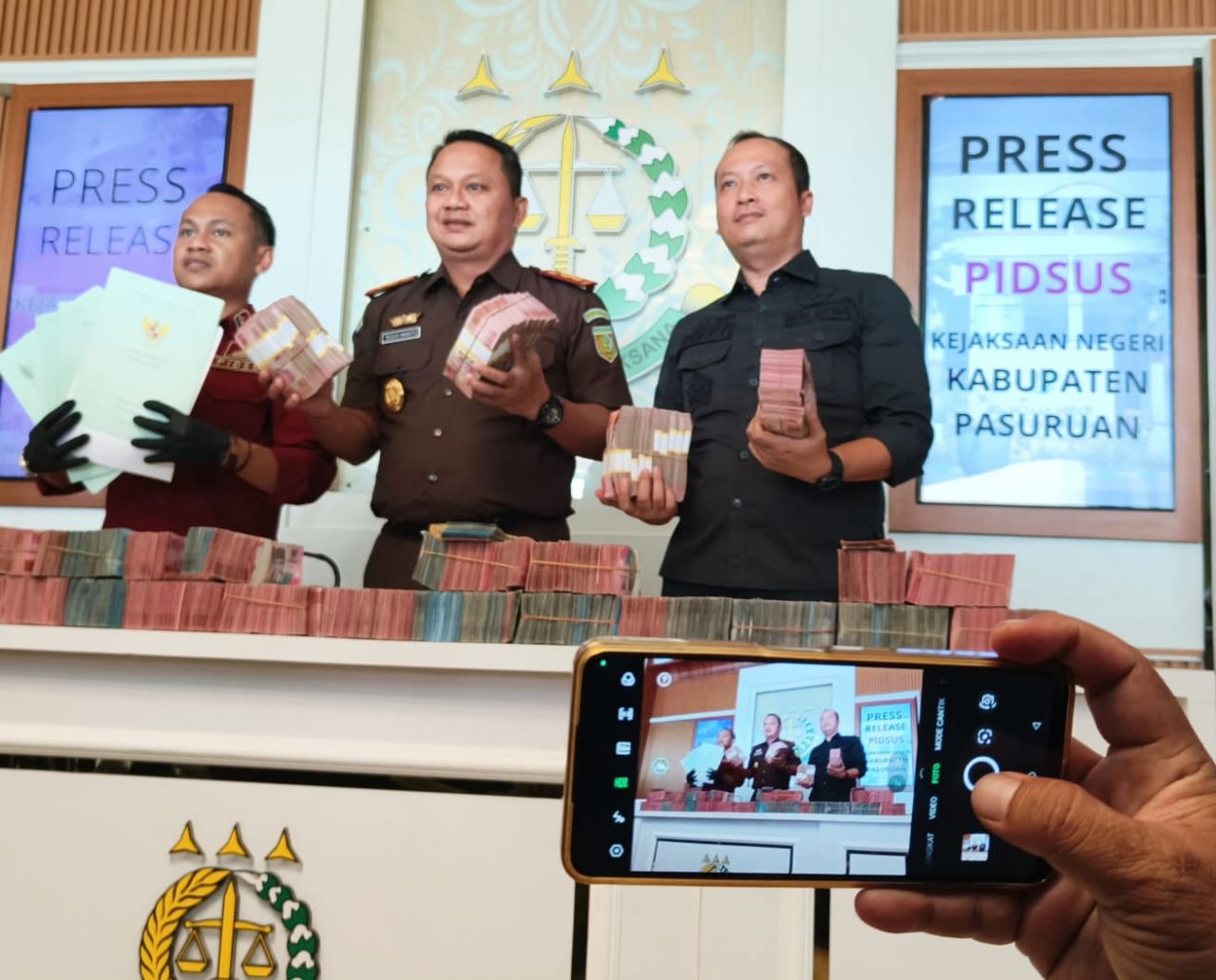 Kepala Kejaksaan Negeri Kabupaten Pasuruan Teguh Ananto didampingi Kasi Pidsus Fandy Ardiansyah dan Kasi Intel Ferry memperlihatkan pengembalian uang dan sertifikat