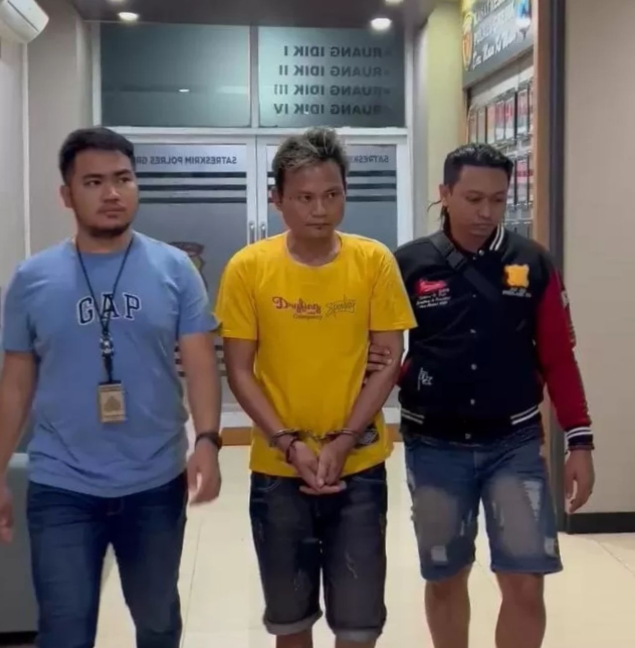 Tersangka D saat di gelandang petugas di Mapolres Gresik