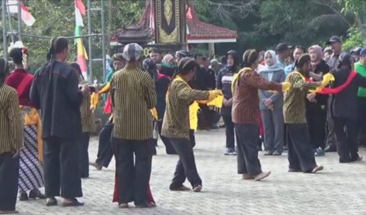 Penyambutan Peserta PORSENI Dengan Tari Mapak Duto Satrio