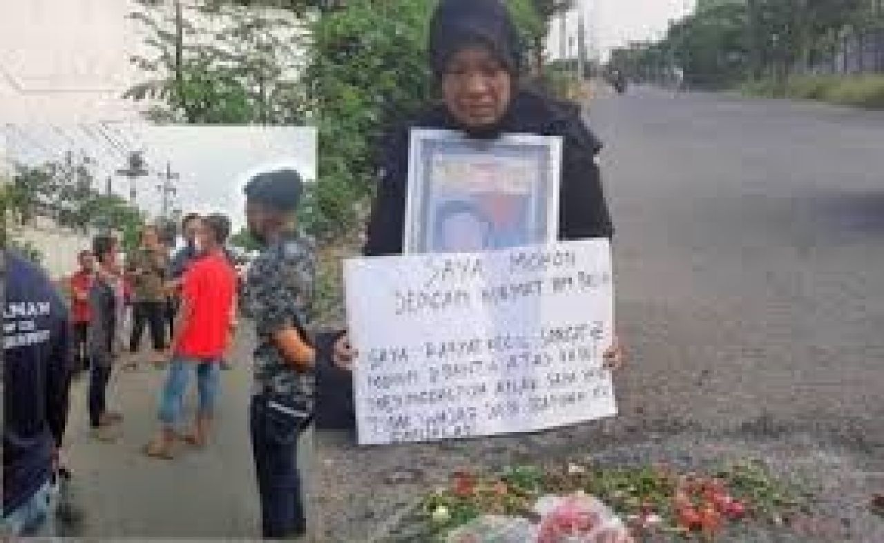 Keluarga Saputra di lokasi yang disebut kecelakaan yang mengakibatkan Saputra tewas