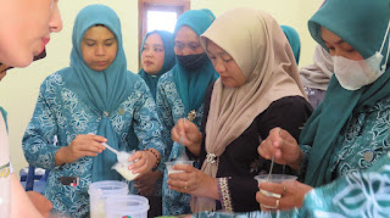 Antusias peserta dan masyarakat mengikuti pengenalan terkait yoghurt
