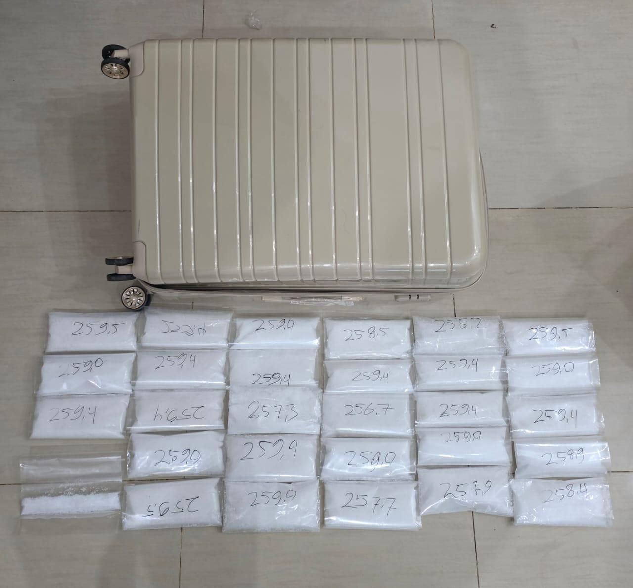 Barang bukti sabu dan koper tersangka (ist)