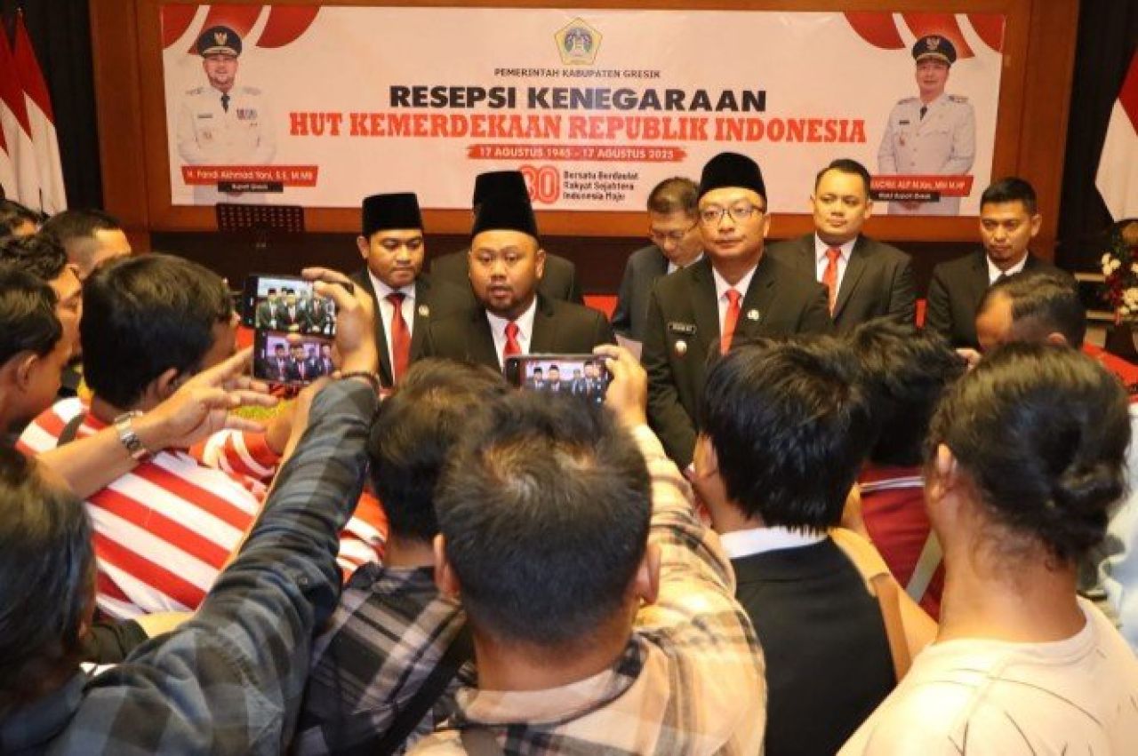 Bupati Gresik Fandi Akhmad Yani bersama Wakil Bupati Asluchul Alif memberikan keterangan pers usai Resepsi Kenegaraan HUT ke-80 Kemerdekaan Republik Indonesia di Kabupaten Gresik, Sabtu (17/8/2025).(ist)