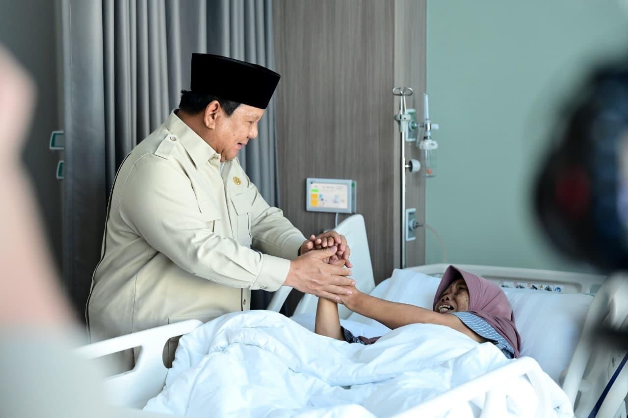 Presiden Prabowo saat kunjungi pasien (ist)