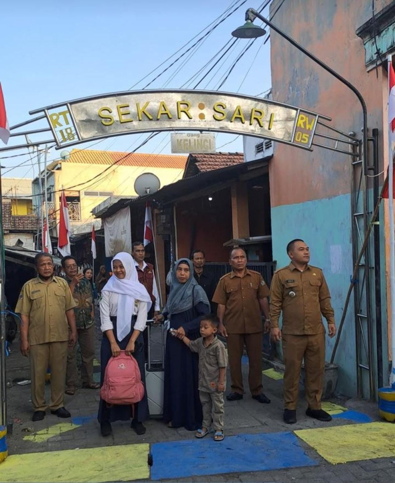 Camat Manyar, Hendriawan Susilo, S.Psi., bersama jajaran perangkat desa dan warga RT 18 RW 05 Sekarsari, saat menjemput langsung calon siswa Sekolah Rakyat ke rumahnya, Senin (5/8/2025).