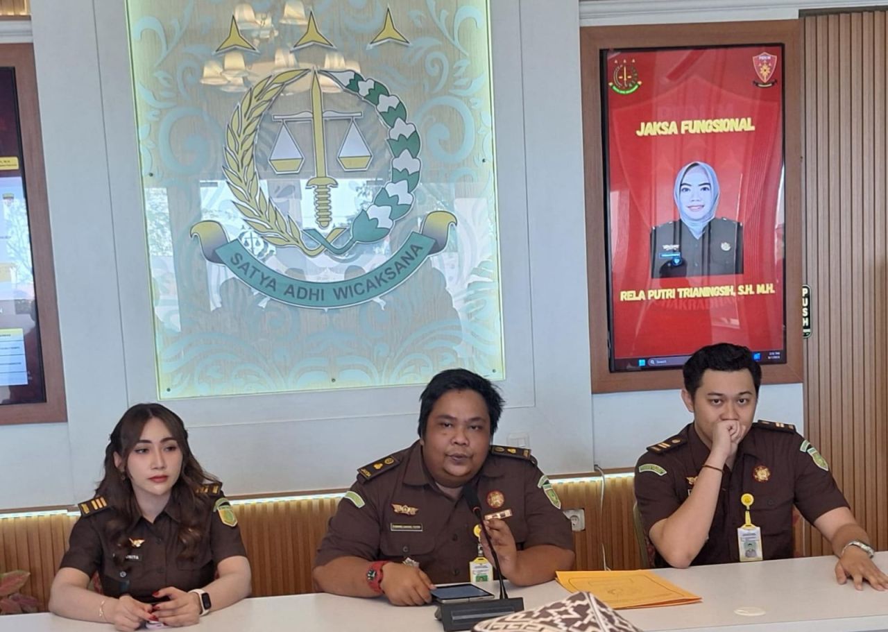 Kasi Datun Purning Dahono Putro, bersama jaksa JPN saat gelar pres rilis putusan perkara perdata melawan M. Romli