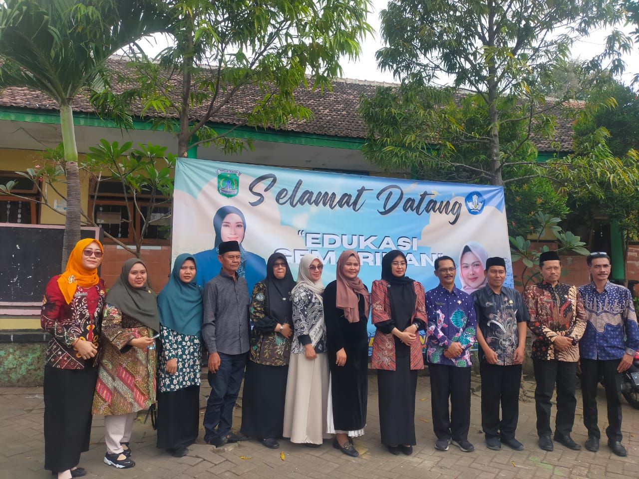 Ketua TP PKK Kabupaten Pasuruan, drg Hj Merita Ariestya Yudi bersama rombongan dan Wakil Ketua DPRD Kabupaten Pasuruan, Adinda Denisa saat sosialisasi Konsumsi Makan Ikan