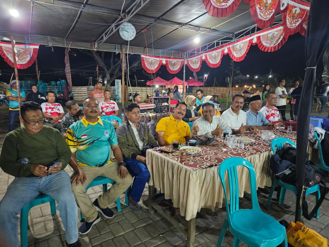 Hujan Turun Penonton Tak Pulang, Para Kades dan BPD Turut Saksikan Turnamen Volly