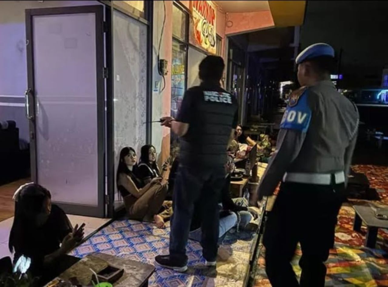 Razia gabungan petugas menemukan sajam yang diduga milik salah satu pengunjung cafe di Gempol 9 beberapa waktu lalu