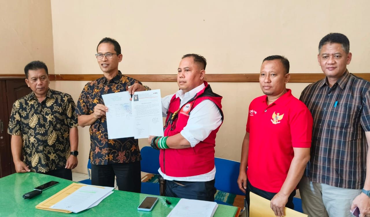 Wakil Gubenur LIRA Jatim, Ayik Suhaya saat audensi bersama Satpol PP Kabupaten Pasuruan terkait tambang