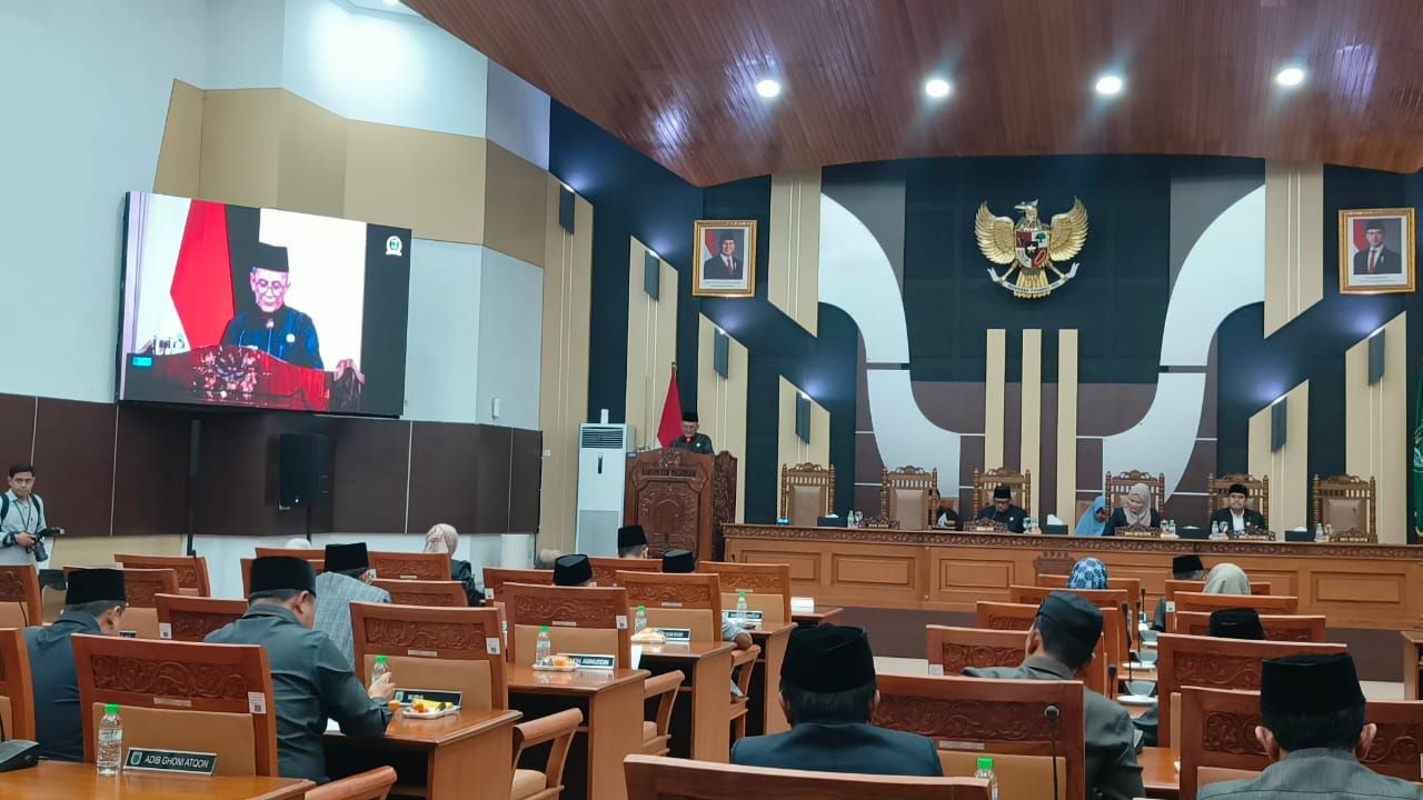 Suasana sidang paripurna dengan agenda penyampaian nota pengantar KUA-PPAS 2026 oleh Gus Wabup