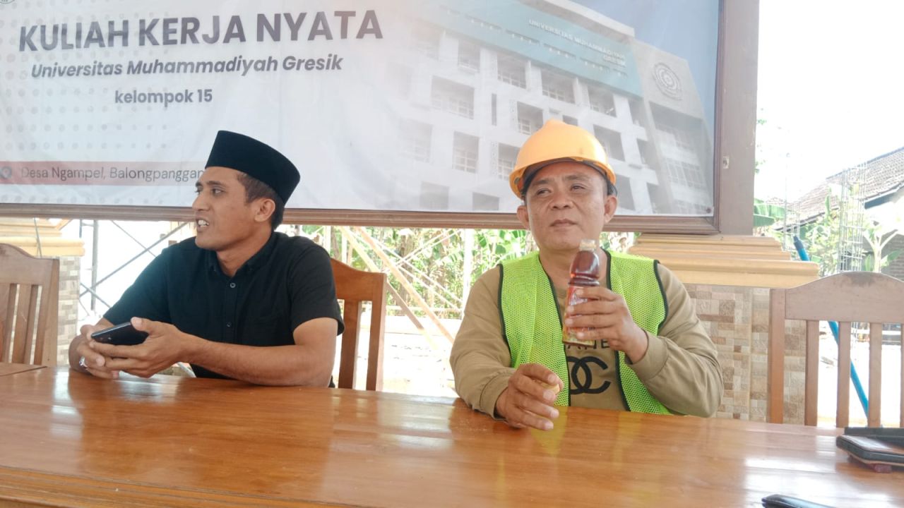 Konferensi pers klarifikasi isu penyimpangan anggaran oleh Pemdes Ngampel di Balongpanggang, Gresik.