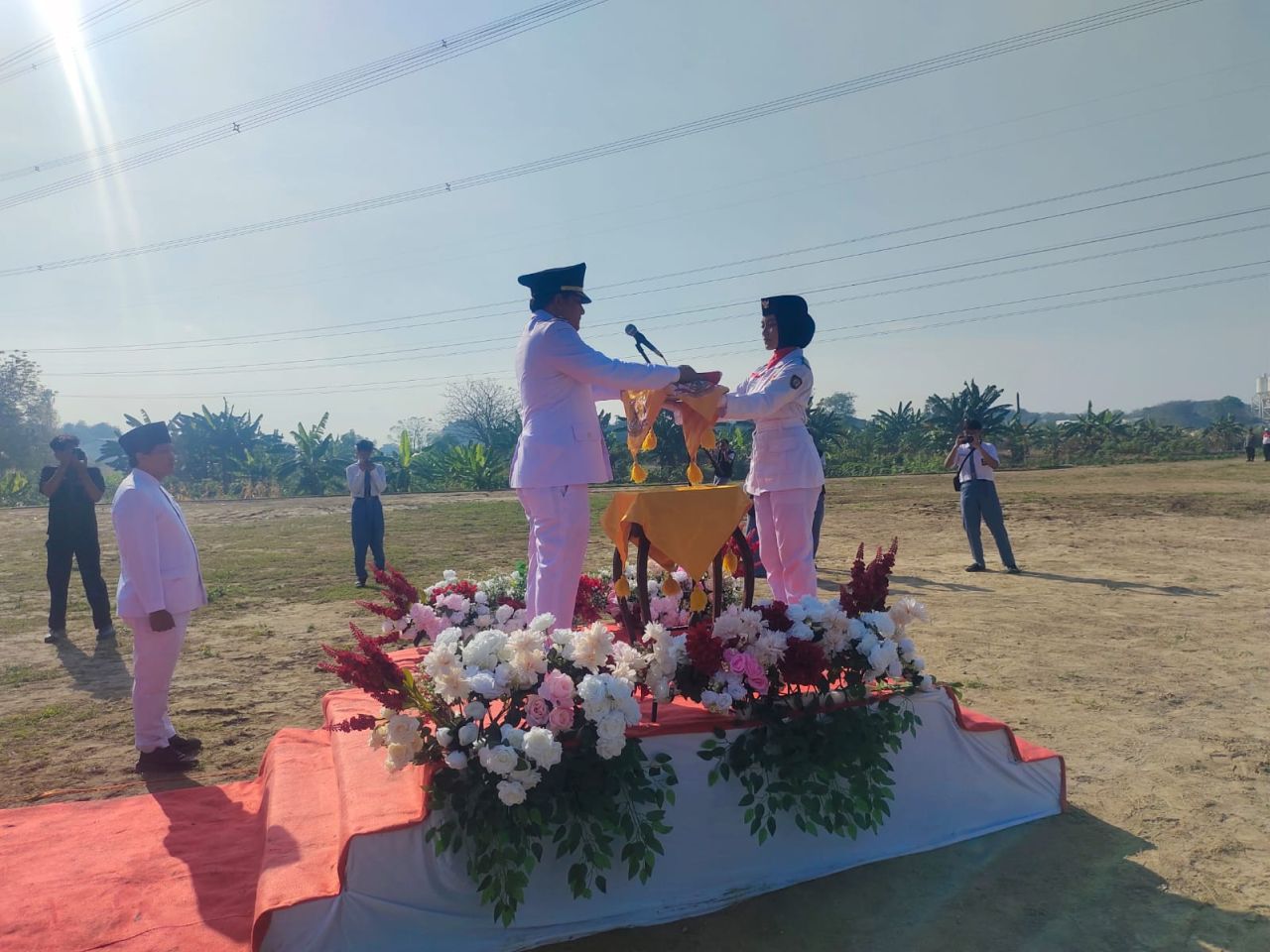 Camat Menganti, Bagus Arief Jauhari saat menjadi irup 17 Agustus 2025 di lapangan Kepatihan (ist)