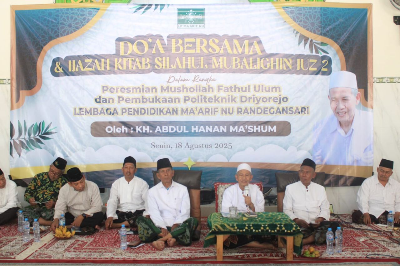 KH. Abdul Hanan Berikan Ijazah Kitab Silahul Mubalighin di Peresmian Politeknik Driyorejo