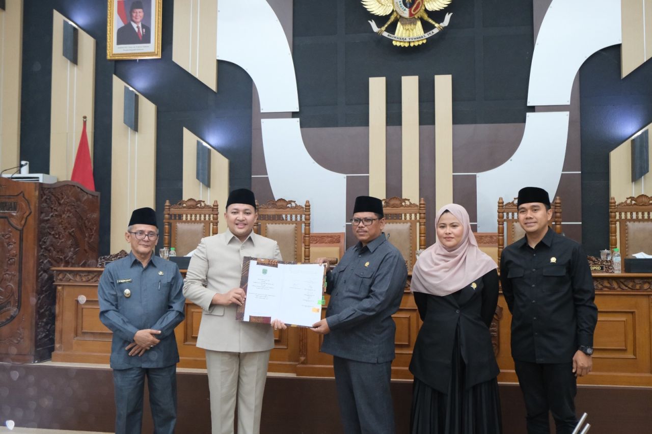 Bupati Pasuruan, Rusdi Sutejo dan Ketua DPRD Kabupaten Pasuruan, Samsul Hidayat menandatangani Nota Kesepakatan KUA-PPAS Tahun anggaran 2026