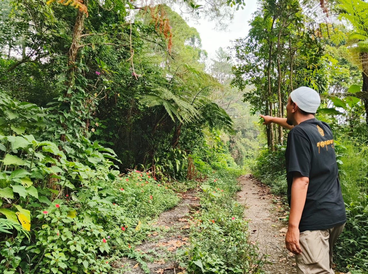 Warga menunjukan batas sewa lahan hutan PT KRU yang rencananya dibangun real estat