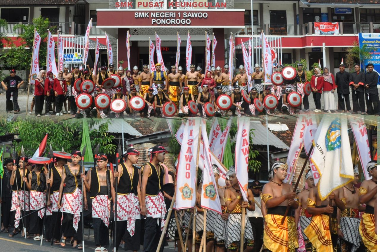 Jaga Warisan Budaya Lokal SMKN 1 Sawoo Ikuti Kirab Boyong Keprabon Kapanewon