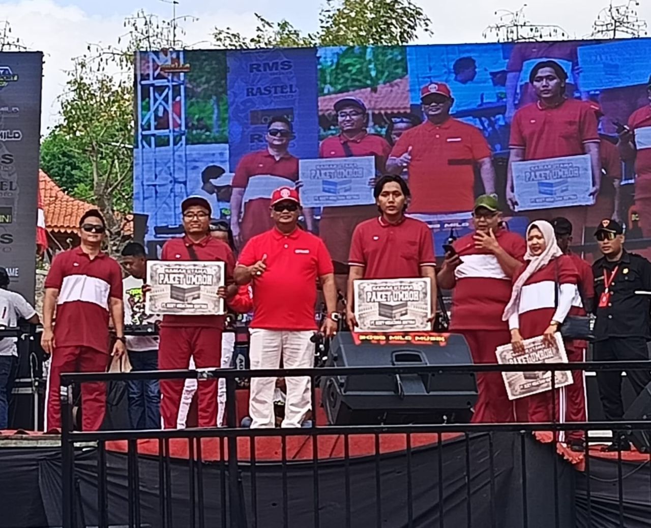 H Rhomawan Owner PT RMS saat memberikan hadiah ke peserta jalan sehat