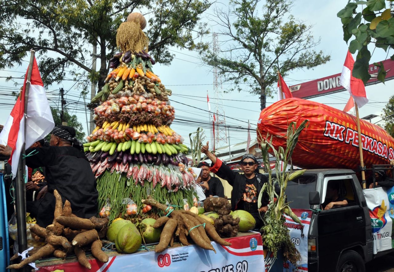 Gapoktan Sawoo Usung Replika Jagung di Kirab Boyong Keprabon HUT RI ke-80