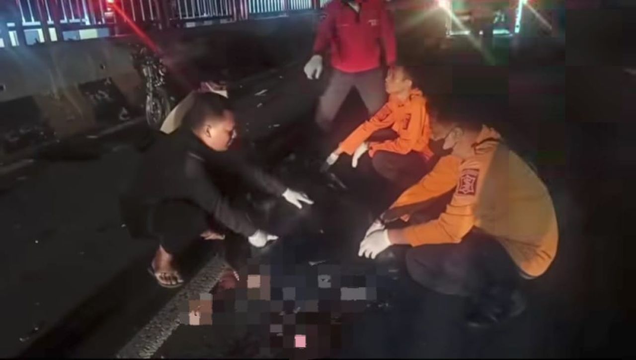 Petugas saat evakuasi korban (ist)